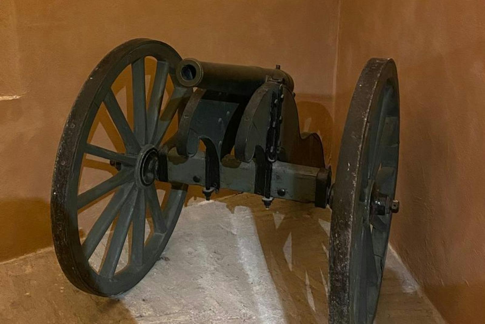 Cañón antiguo expuesto en el Castillo de San Ángel
