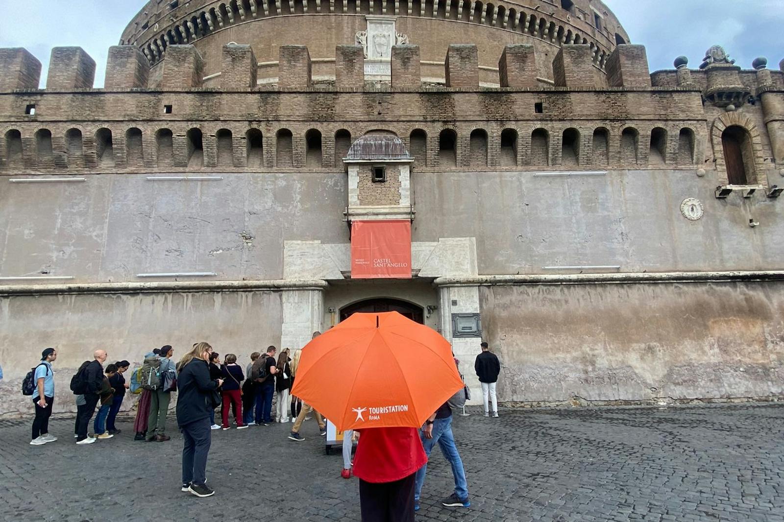 Il Castel Sant'Angelo visto di fronte con visitatori