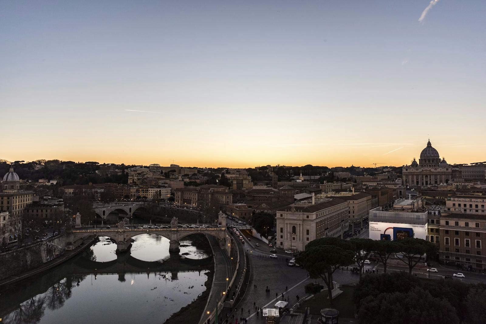 Vista panoramica sul Castel Sant'Angelo al tramonto