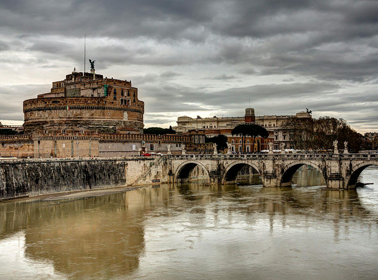 Vista del Castel Sant'Angelo dal fiume Tevere