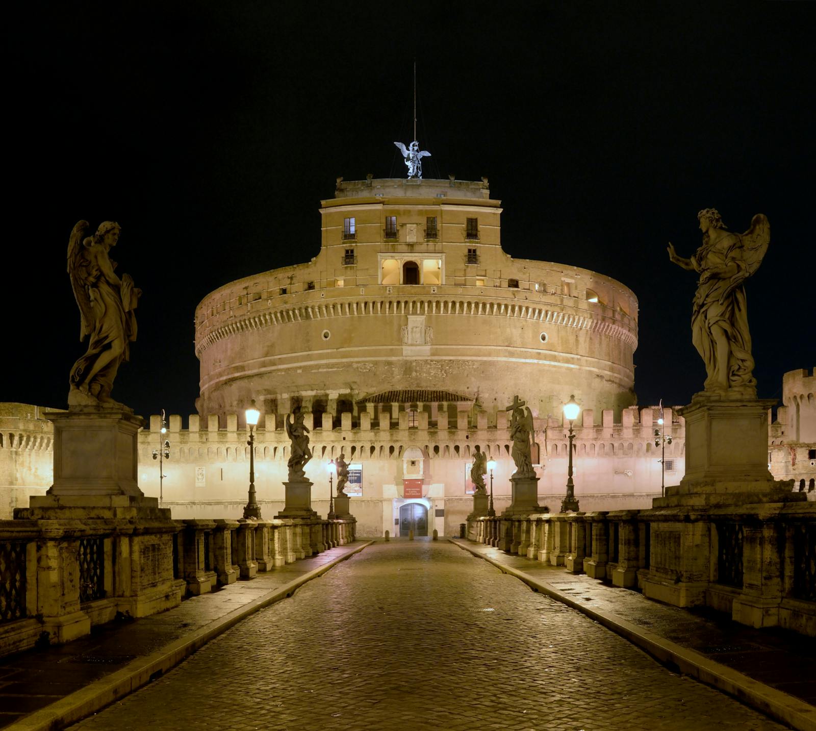 Vista notturna del Castel Sant'Angelo dal ponte